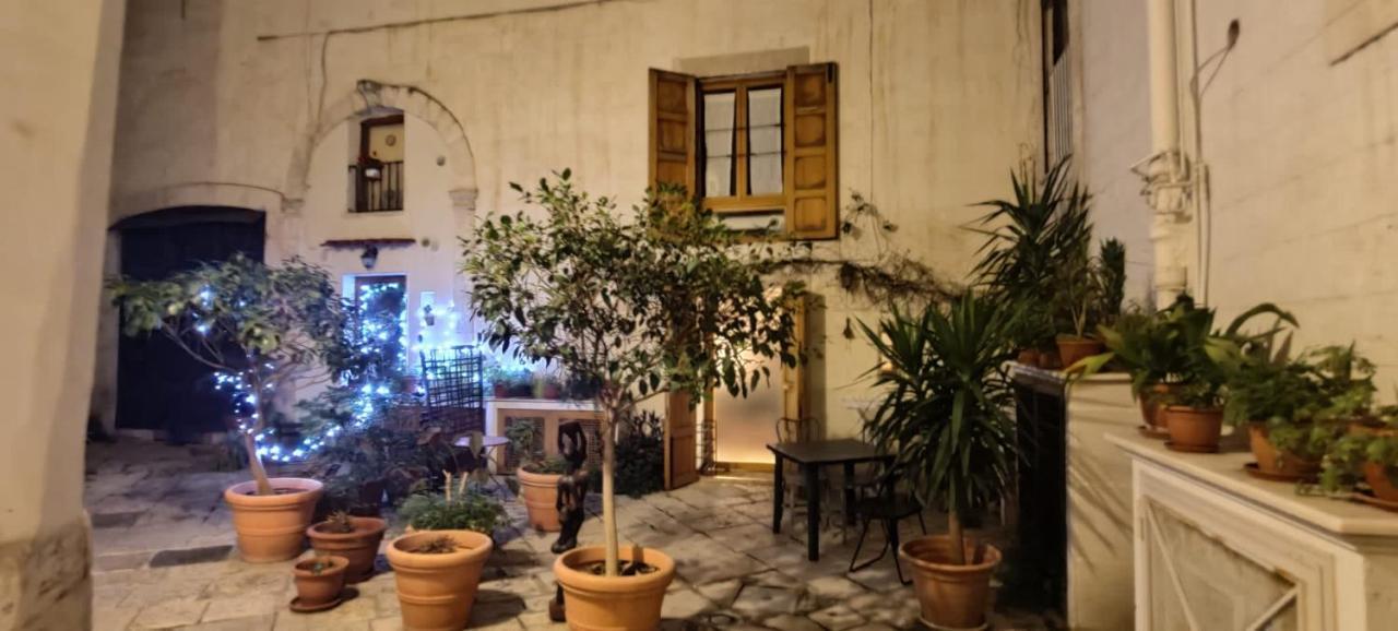 Traditional Apartment In Old City Bari Exterior photo